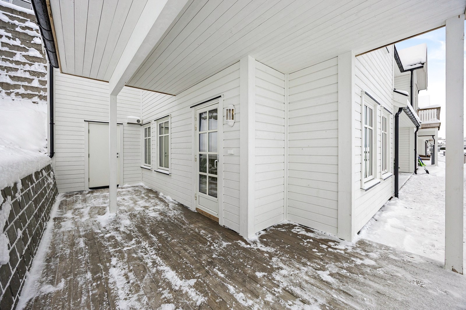 Leiligheten ligger i byggets underetasje og har gode terrassearealer på ca. 19 kvm. Galleribilde