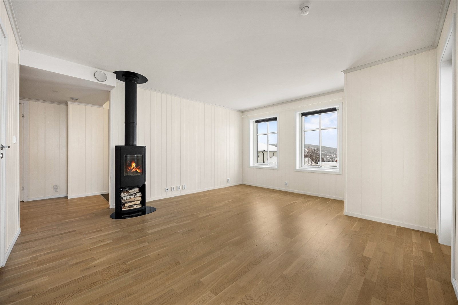 Stuen oppleves som luftig og innbydende og har store sprossevinduer som bidrar til et godt naturlig lysinnfall. Galleribilde