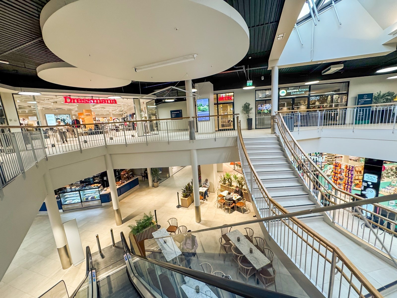 Alti Kjøpesenter tilbyr et godt utvalg av forretninger Galleribilde