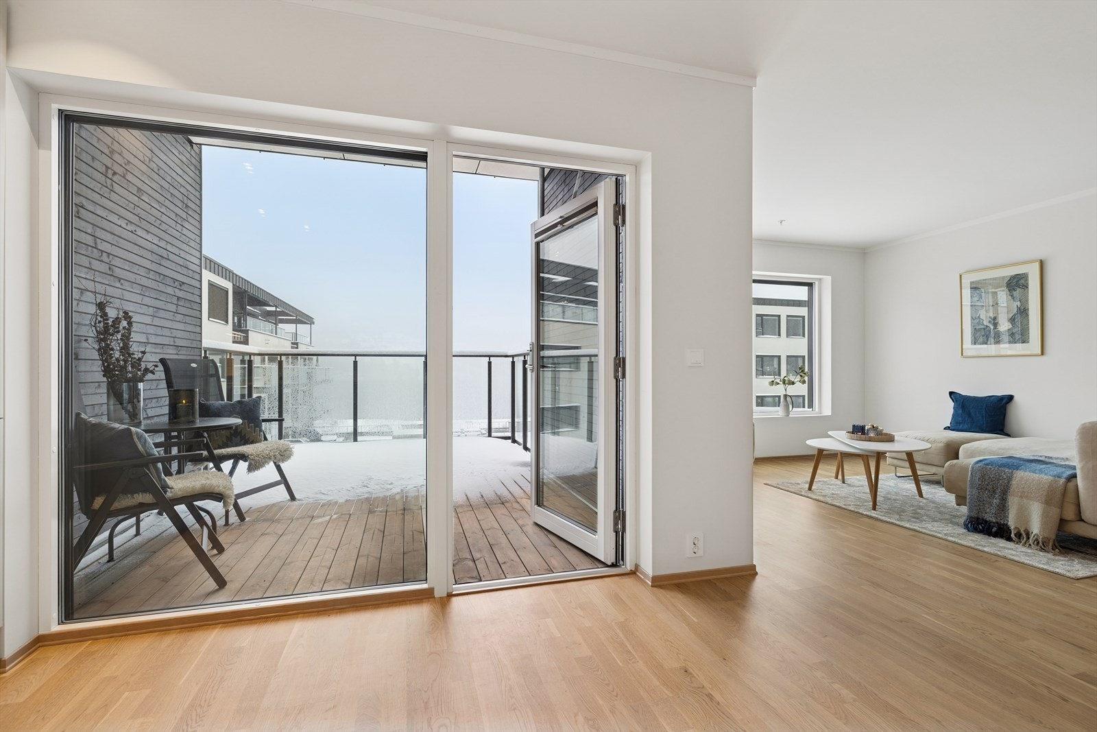 Fra kjøkkenet er det kort vei til egen uteplass. Galleribilde