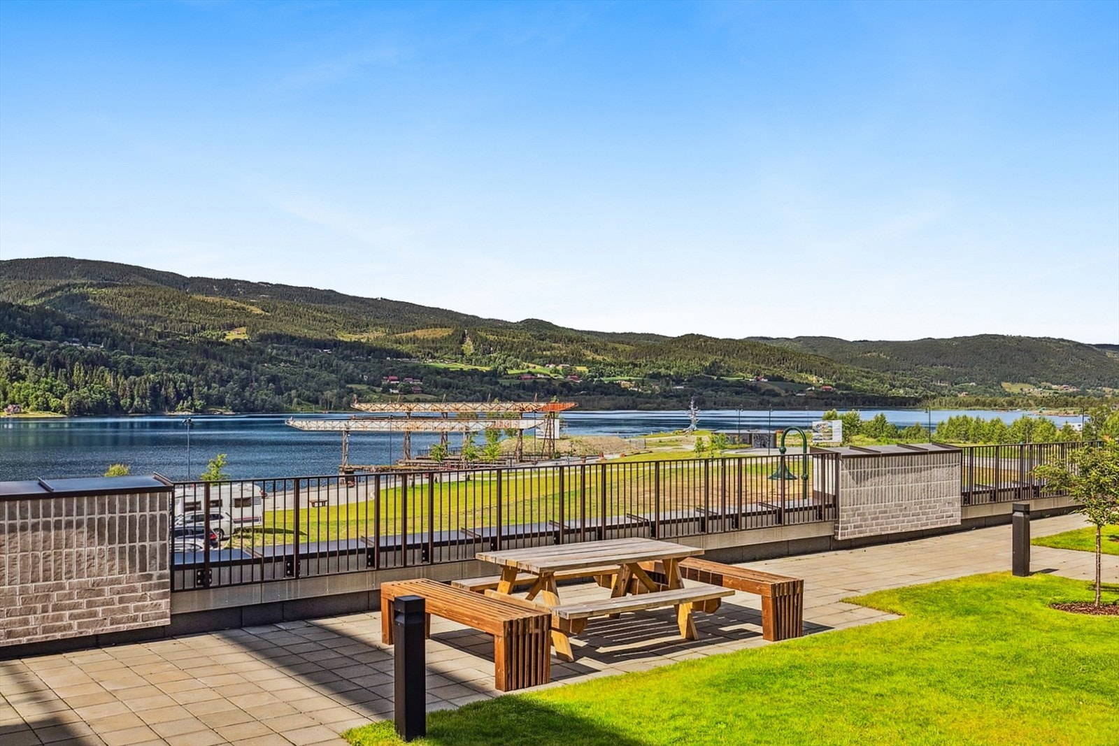 Leilighetene har sin egen utesone med hage og sitteplasser. Galleribilde