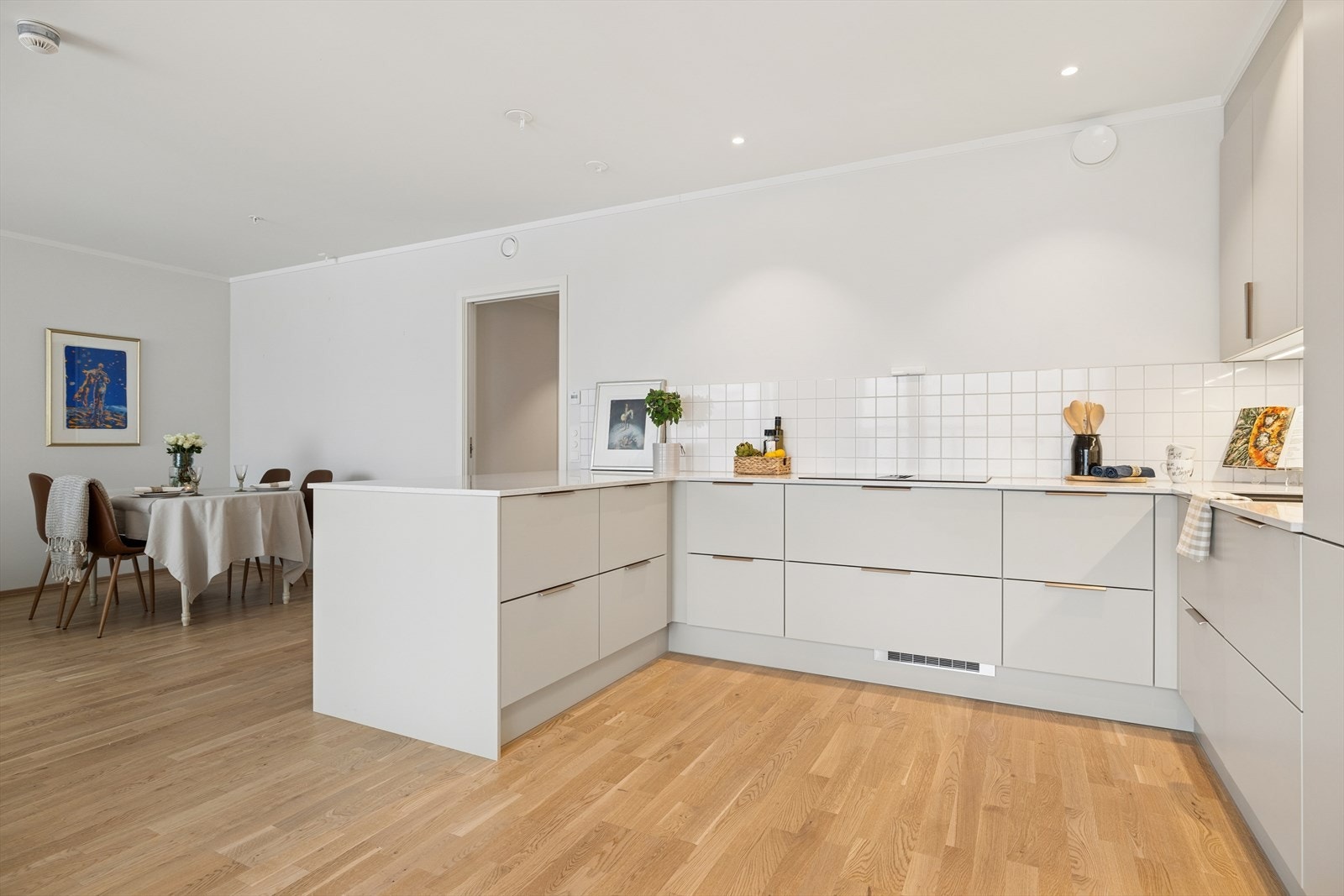 Moderne JKE kjøkken som har gode arbeidsflater og rikelig med "arbeidsplass". Galleribilde