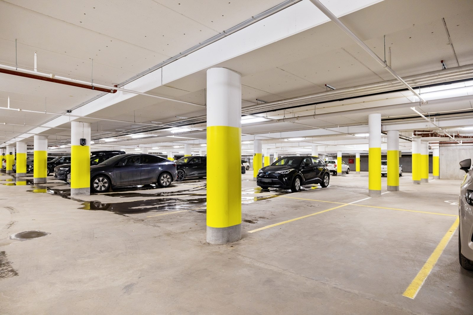 Leiligheten har egen parkeringsplass i kjelleren. Galleribilde