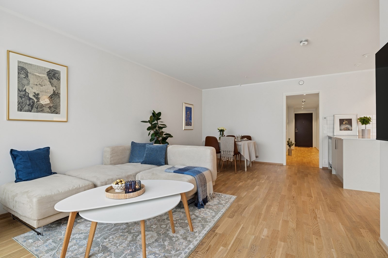 Lun og romslig stue med åpen løsning mot spisestue og kjøkken. Galleribilde