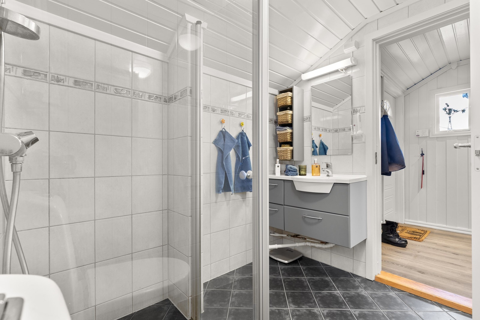 Med inngang fra entré finner vi badet som ble pusset opp i 2004. Innredet med wc, dusjnisje, vegghengt servantinnredning og overskap Galleribilde