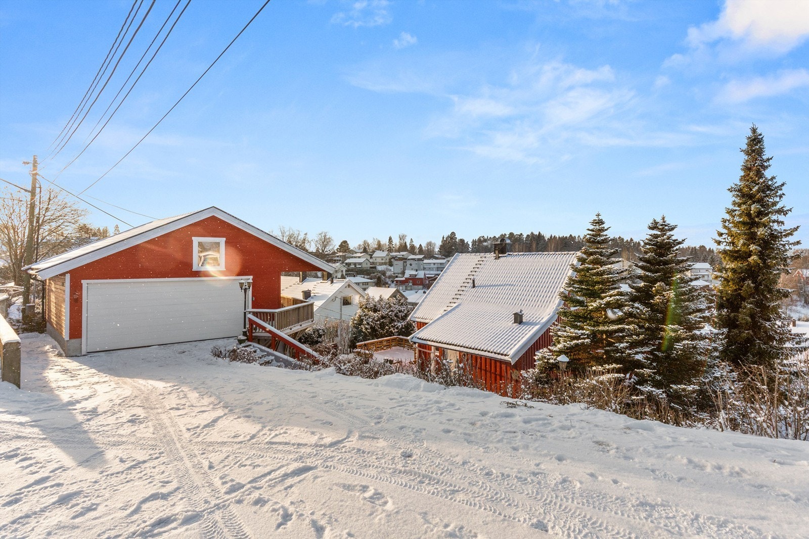 Stor dobbeltgarasje med lagringshems fra 2018. Foto: Fotofirma Oh Shots Galleribilde