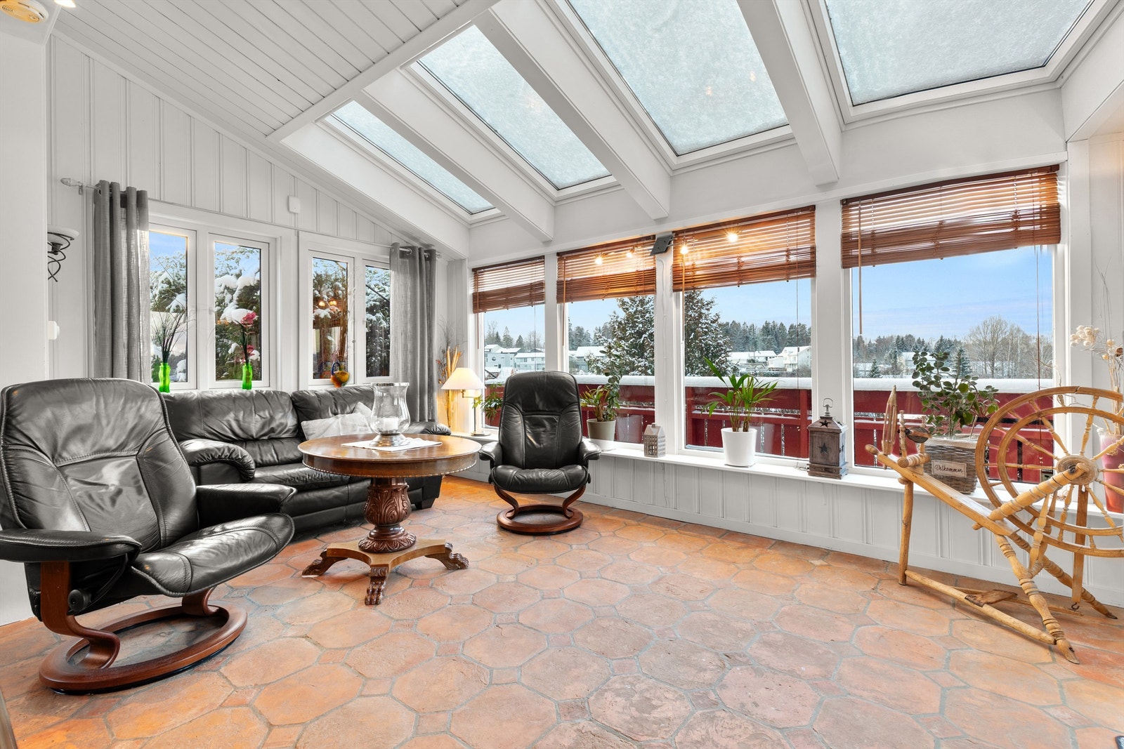 Vinduene i taket gir en koselig og lun stemning, enten du skal lese en god bok eller se en fotballkamp! Galleribilde