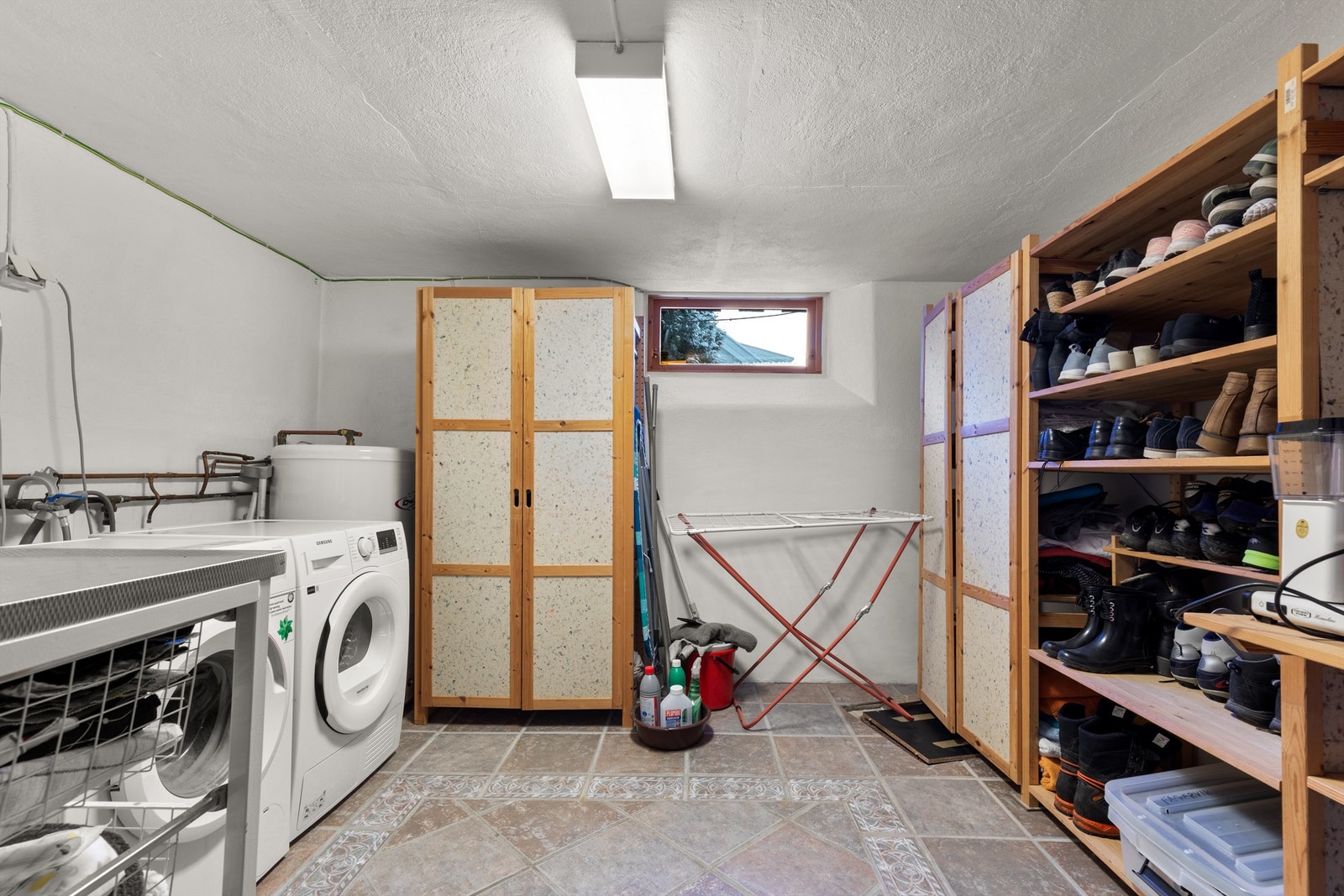 Vaskerom med opplegg for vaskemaskin og tørketrommel. Godt med lagringsplass. Galleribilde