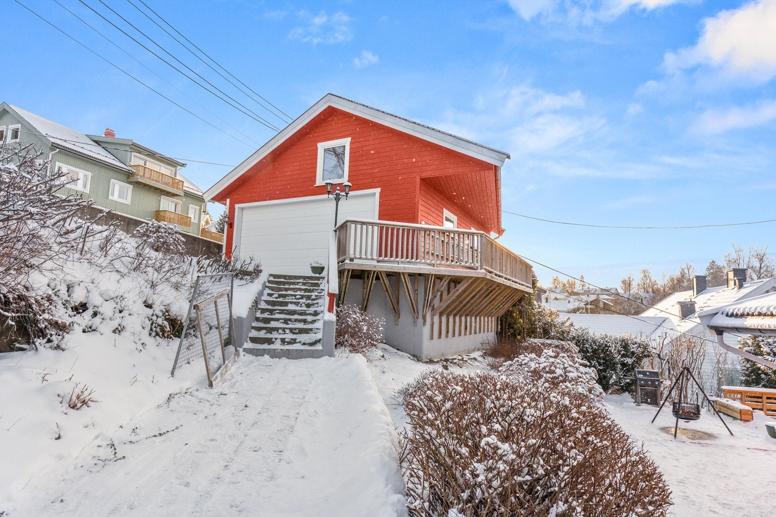 Trapp fra gårdsplass og garasje ned til inngangspartiet. Svalgang/terrasse på garasjen er bygget i etterkant og er ikke omsøkt eller godkjent i kommunen. Galleribilde
