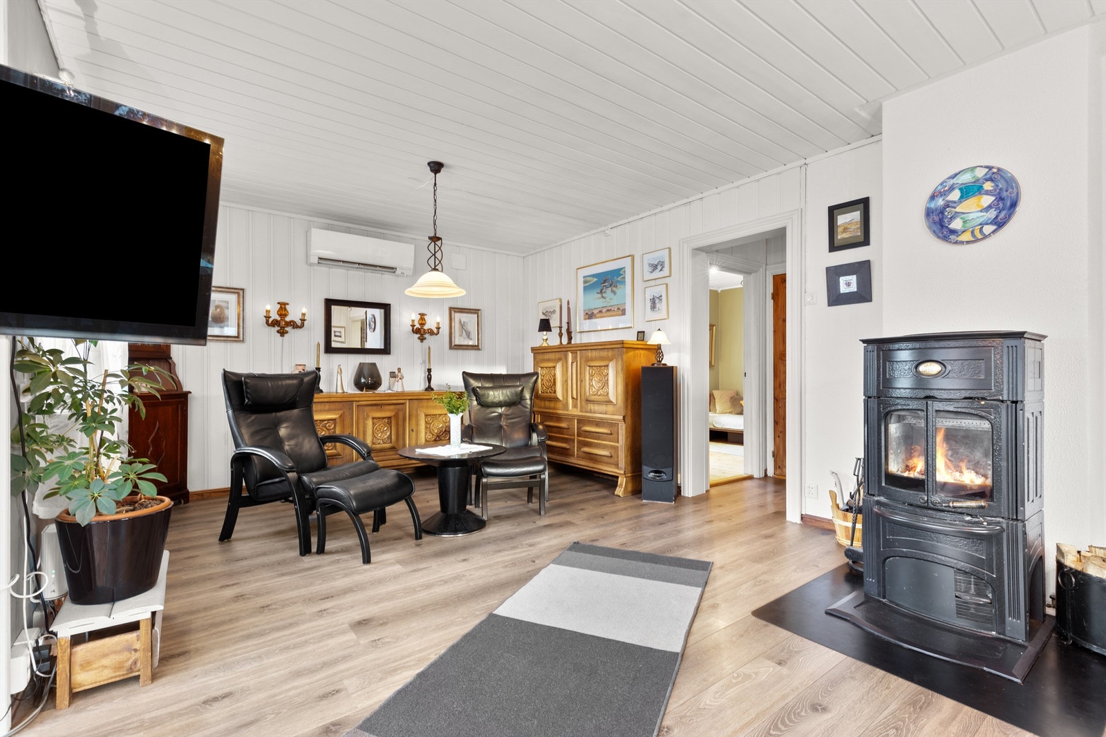 God plass til diverse innretning. Store, vestvendte vinduer og takvinduer i vinterhagen slipper inn masse naturlig lys Galleribilde