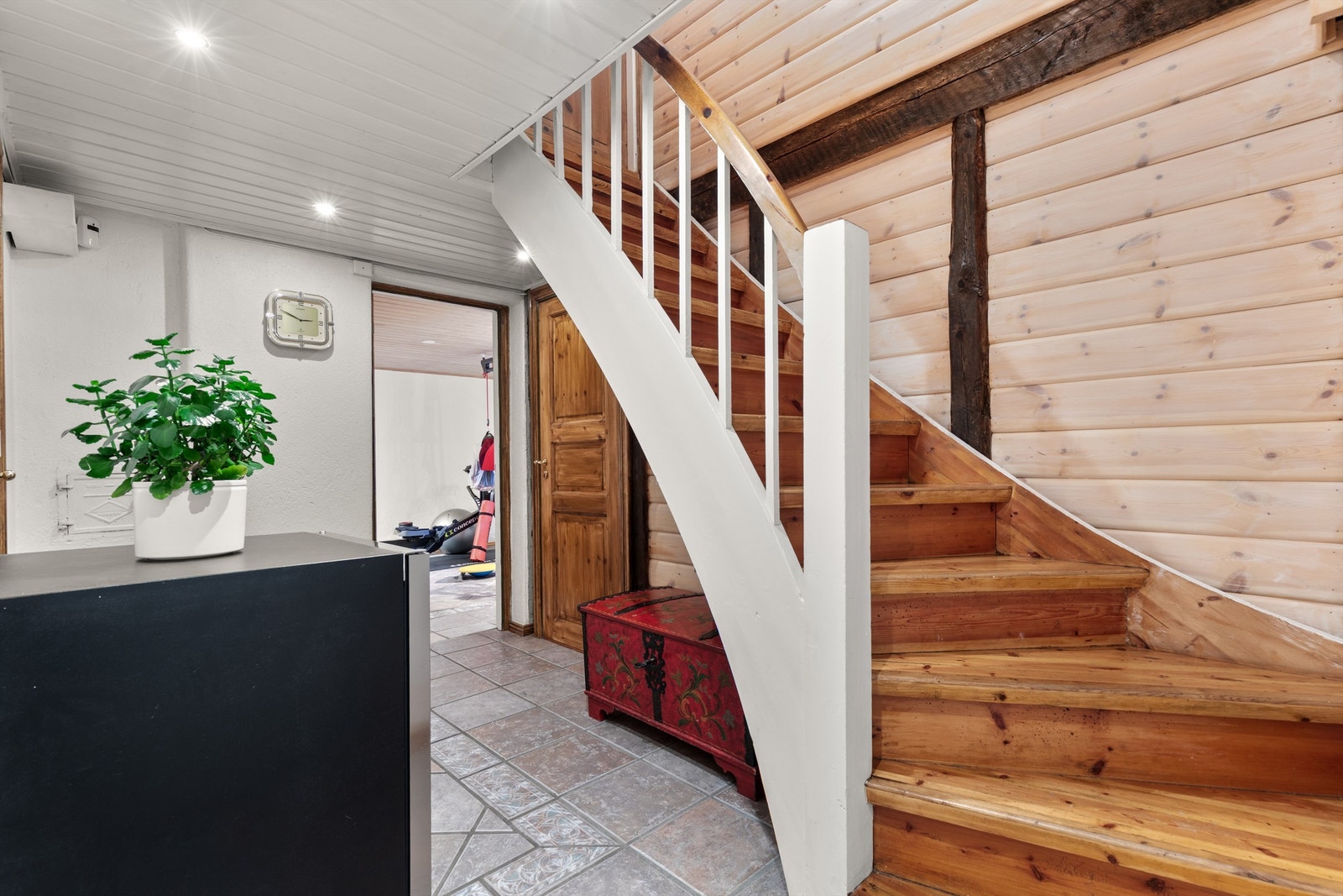 Ned trappen fra 1.etg kommer vi til underetasjen Galleribilde