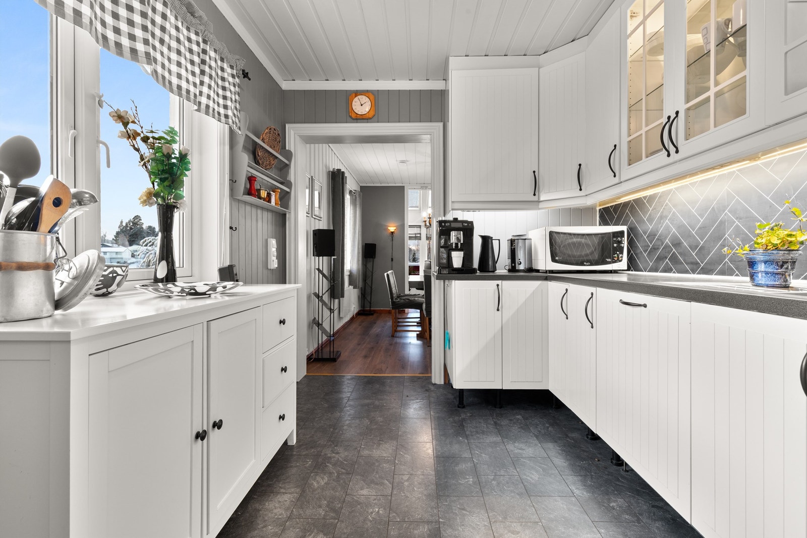 Kjøkken med stuen sett fra kjøkkenet Galleribilde