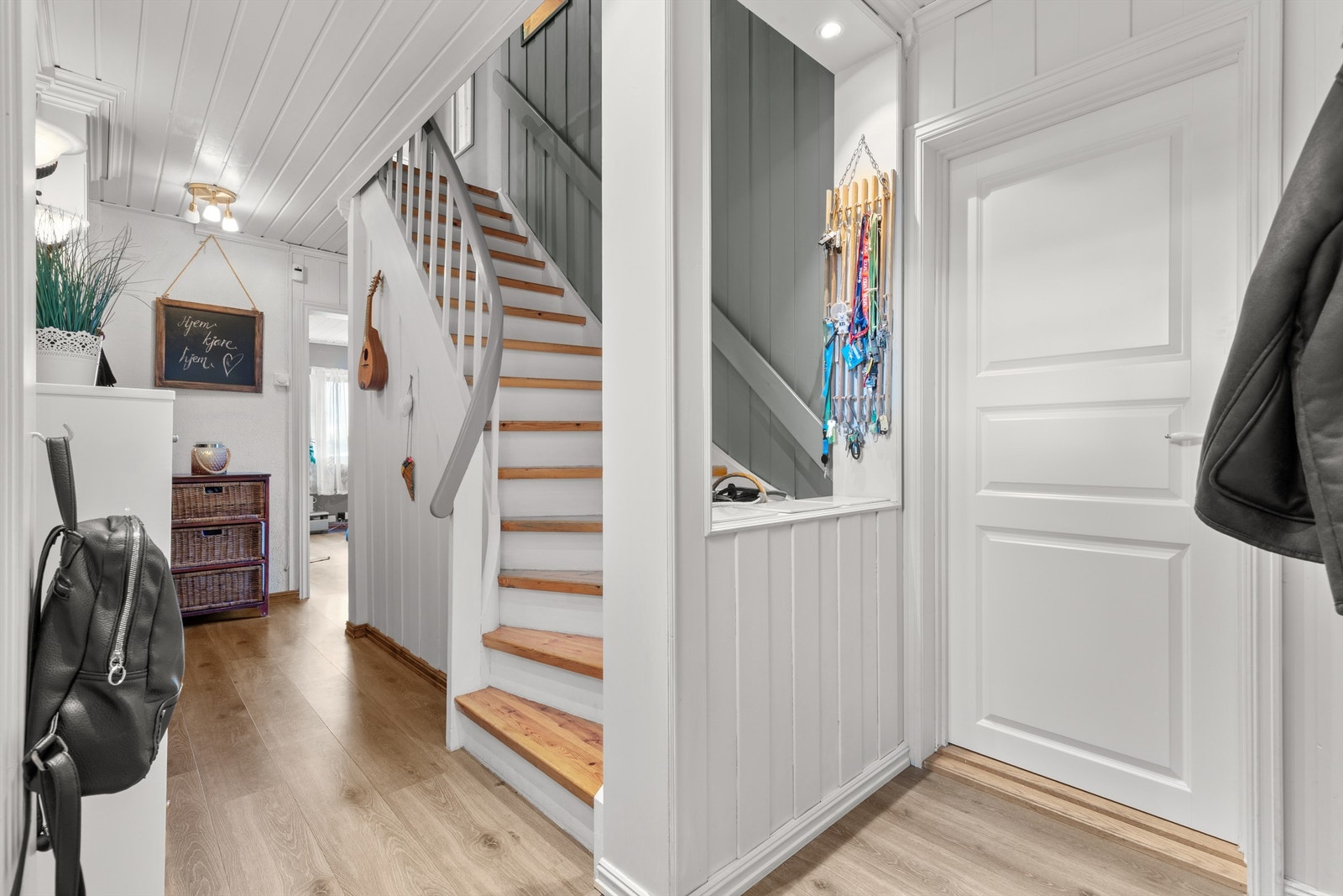 Velkommen inn! I gangen er det god plass til kommode og knagger Galleribilde