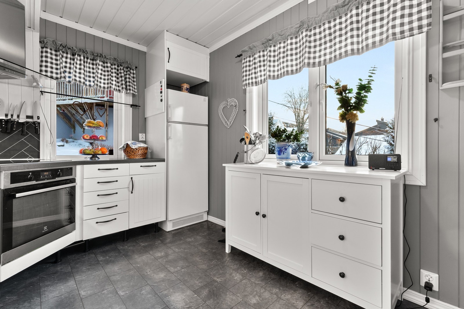 Kjøkkenet gir god plass til å forberede måltider. Godt med lagringsplass Galleribilde