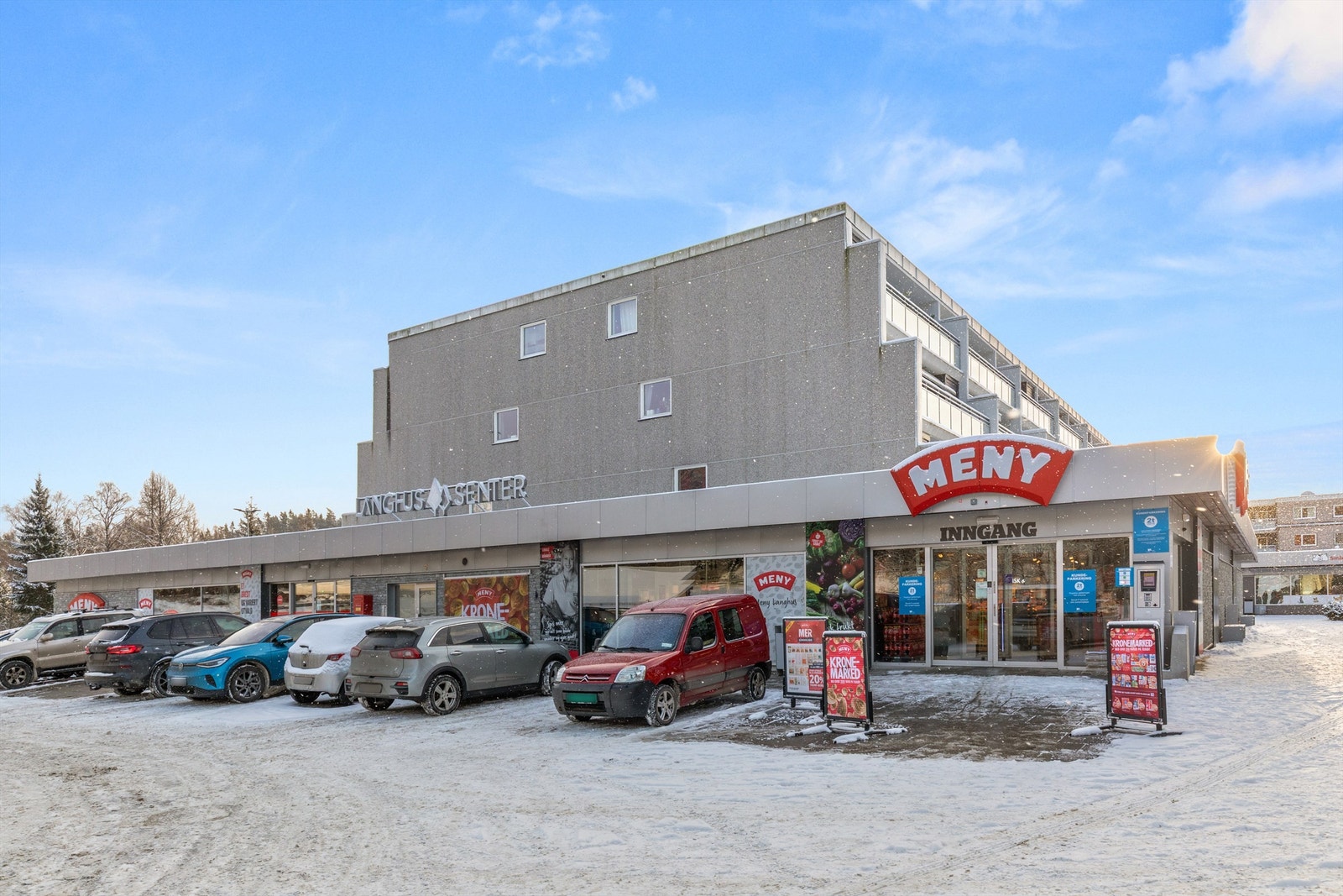 På Langhus senter finner du matbutikk og diverse tilbud Galleribilde