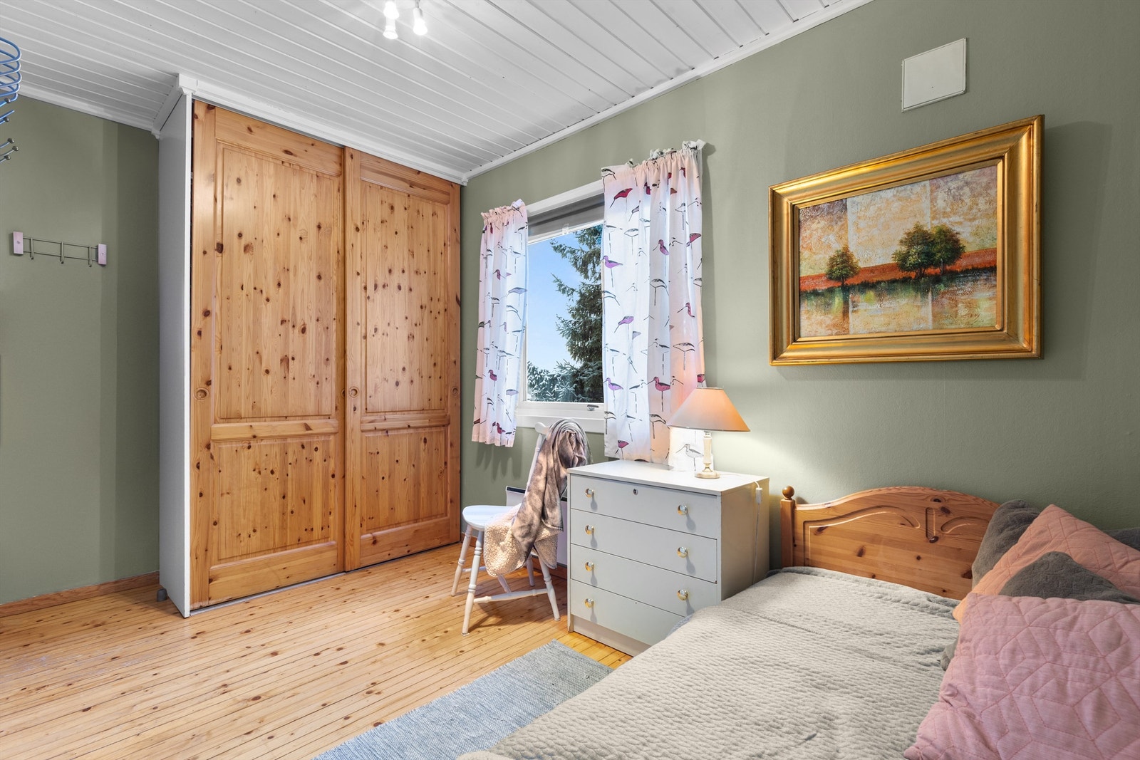 Stort, innebygd skap med skyvedører som medfølger Galleribilde