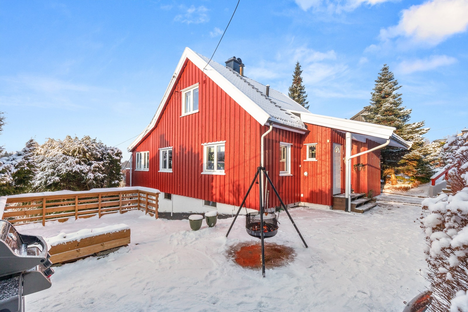 Velkommen til Skoglyveien 9 - en sjarmerende enebolig i et familievennlig villastrøk. Foto: Fotofirma Oh Shots Galleribilde