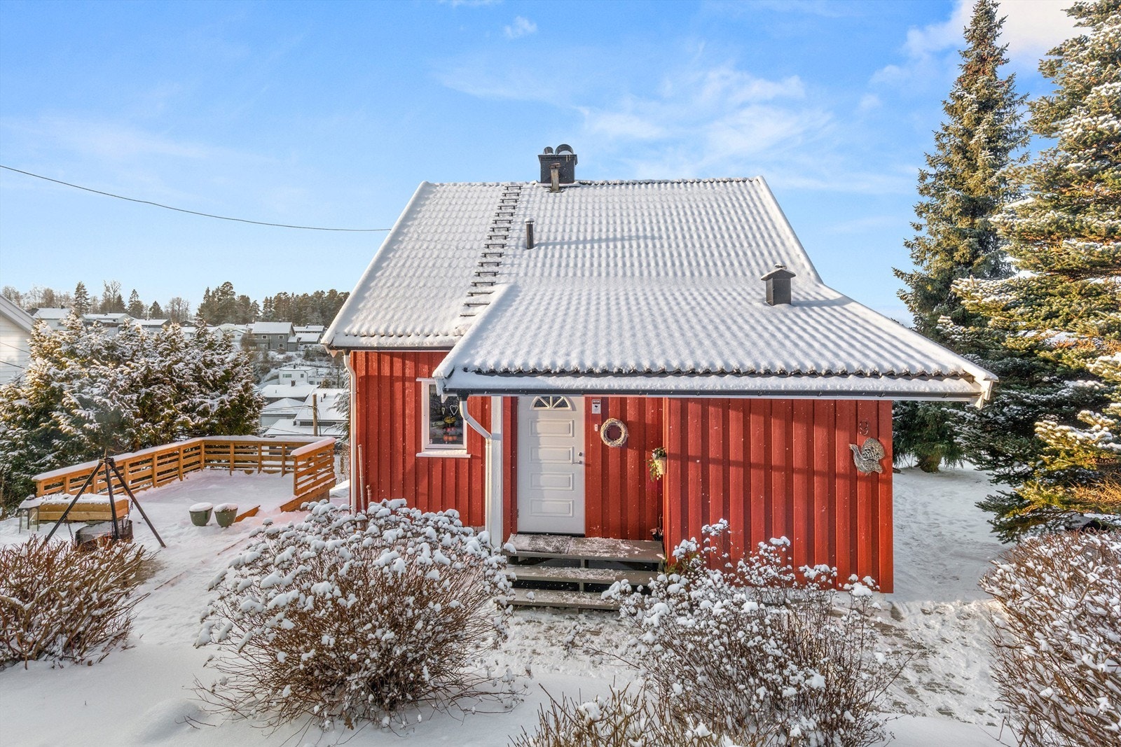 Boligen har fine uteplasser og byr også på en sydvest-vendt terrasse i hagen med fin plass til bålpanne. Foto: Fotofirma Oh Shots Galleribilde