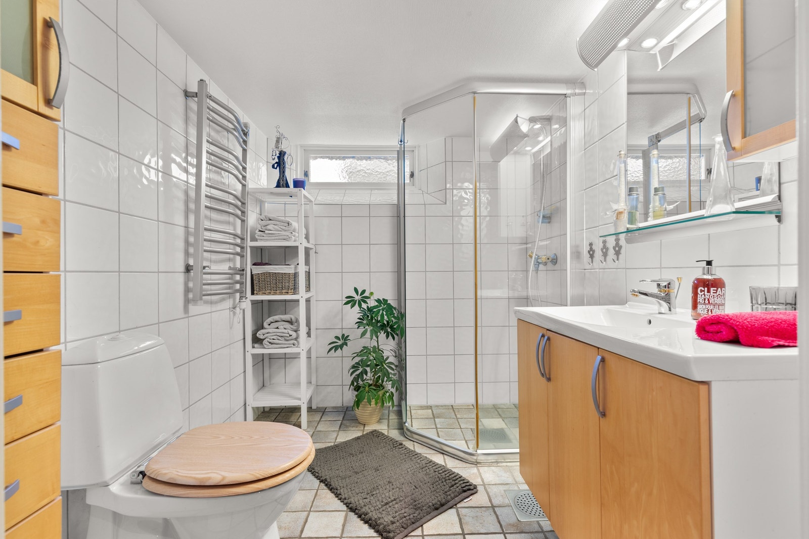 Bad fra 2001 med wc, dusj og innredning. Gulvvarme sørger for lun og god varme Galleribilde