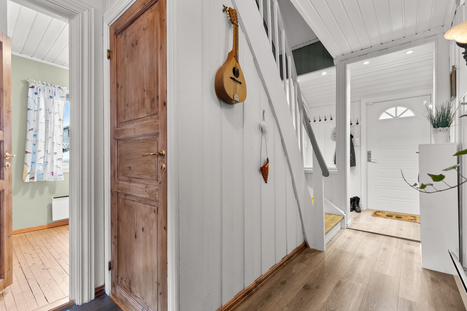 Gangen midt i boligen med dør til soverommet i 1.etg. og døren til trappeløp ned i underetasjen Galleribilde