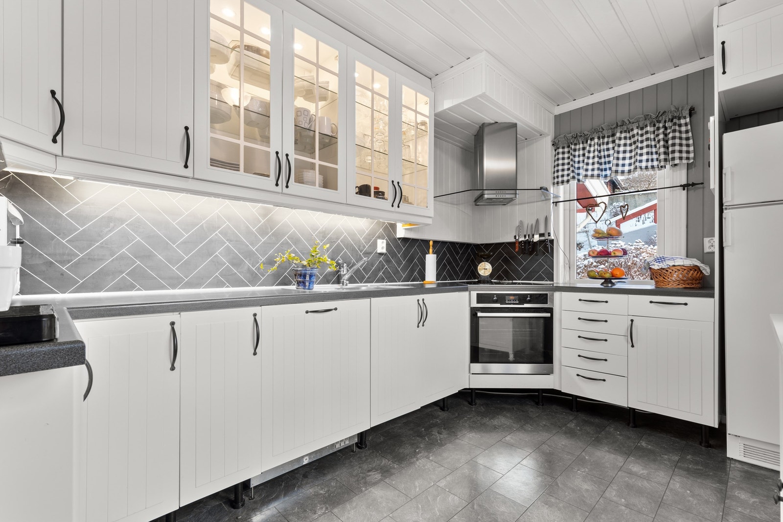 Kjøkkenet er opprinnelig fra 2004 og ble modernisert med nye skapfronter i 2016. Galleribilde