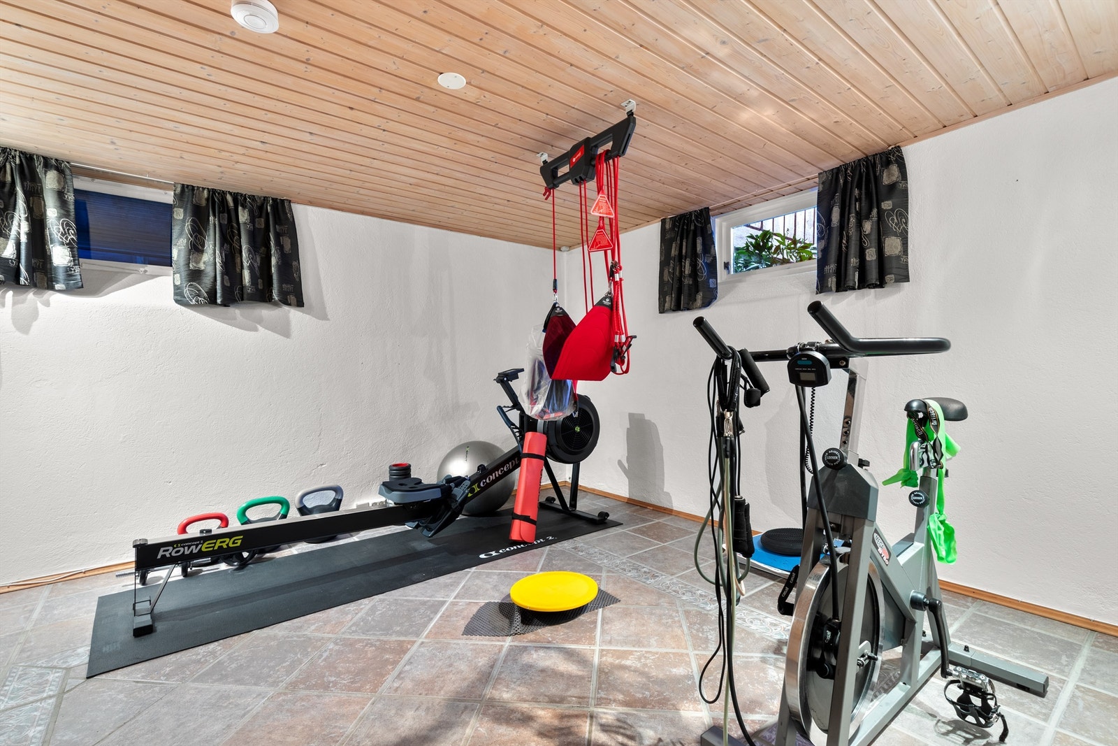 Rom i underetasjen som er innredet som treningsrom og som tidligere vært brukt som kjellerstue for ungdommene i huset. Rommet er opprinnelig byggemeldt som "rullerom" og er ikke omsøkt eller godkjent for varig opphold. Galleribilde