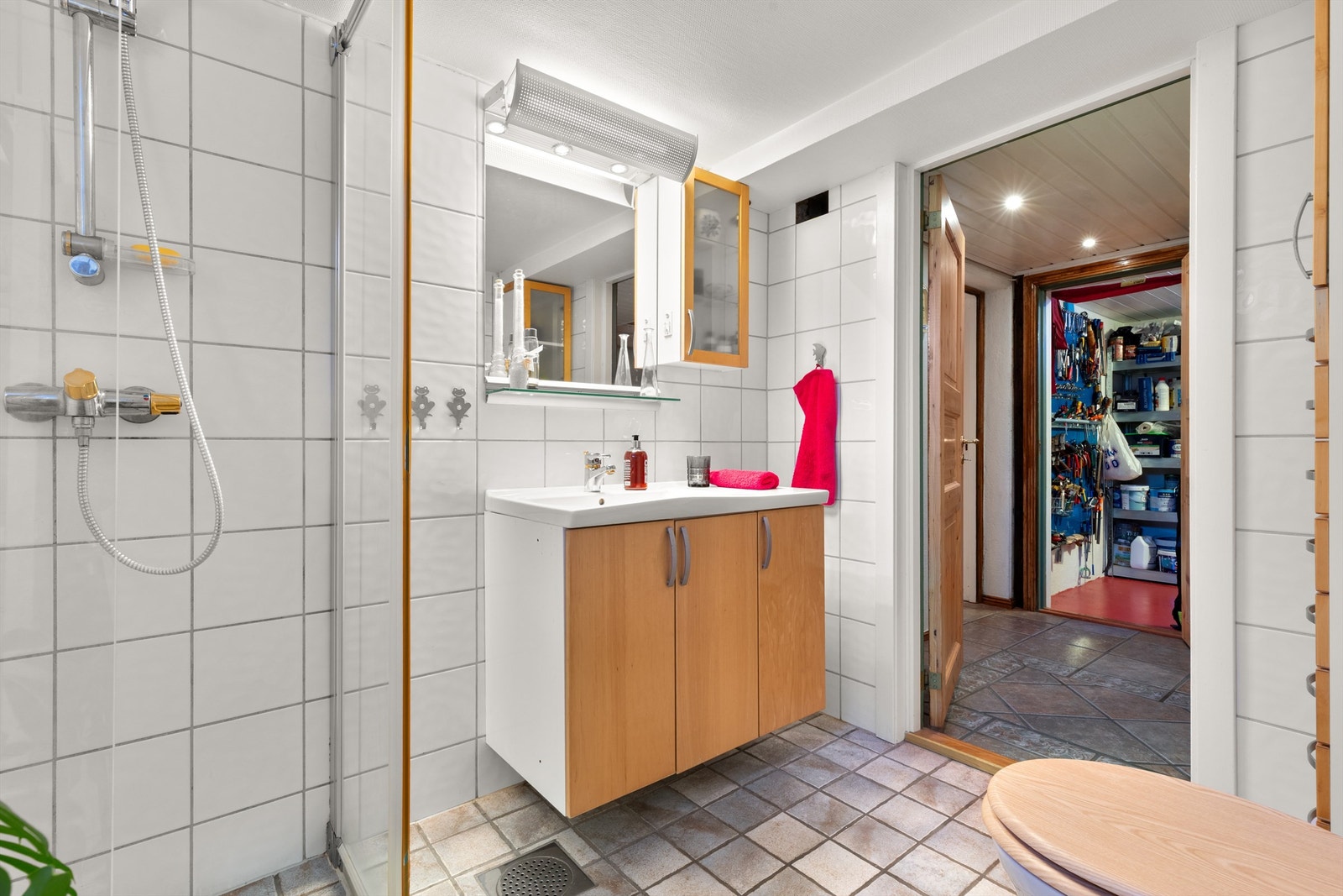 Vegghengt servantinnredning og speil Galleribilde