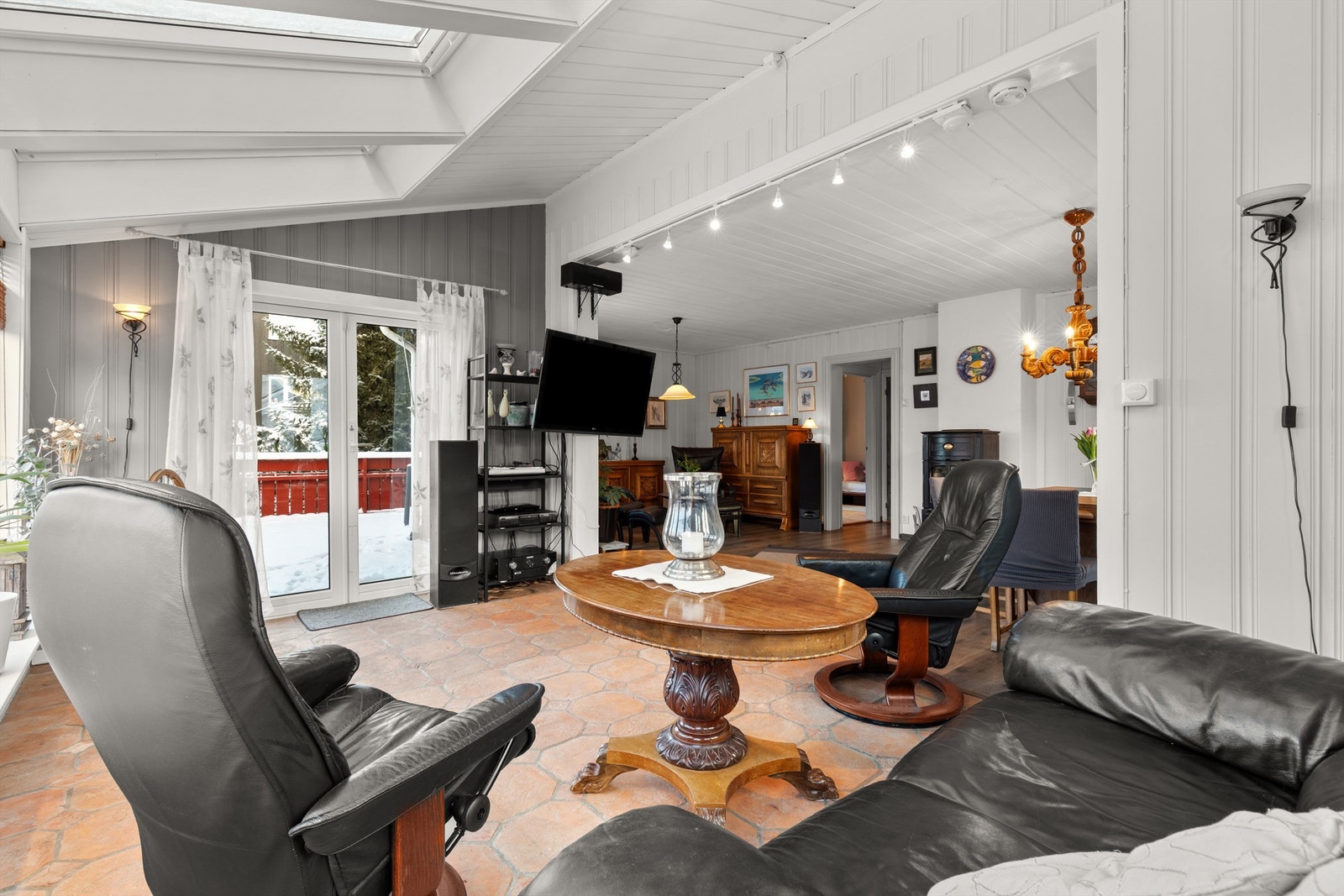 Stuen sett fra vinterhagen. Utgang direkte til terrassen Galleribilde