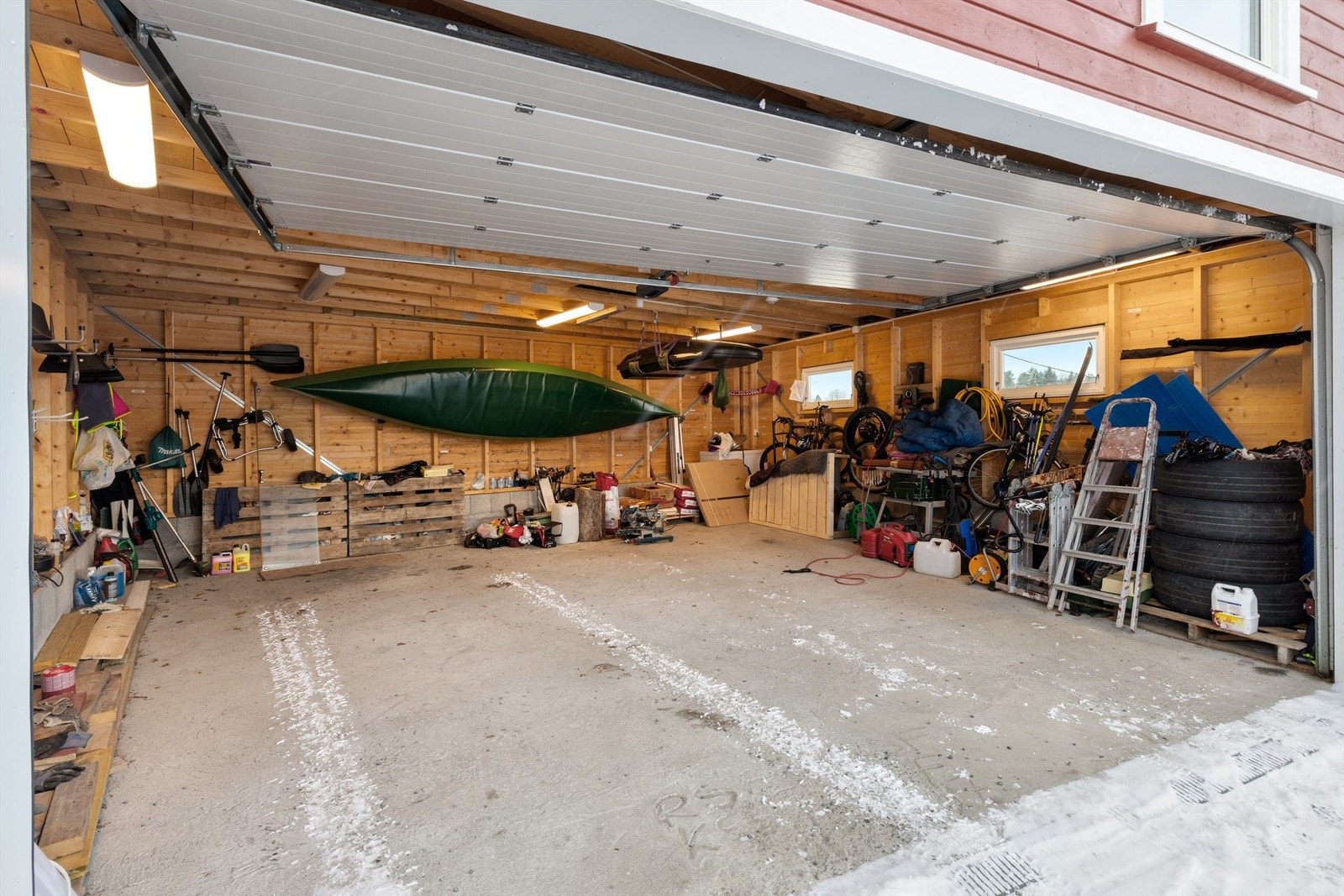 Garasjen har god plass til to biler samt god lagringsplass på hemsen Galleribilde