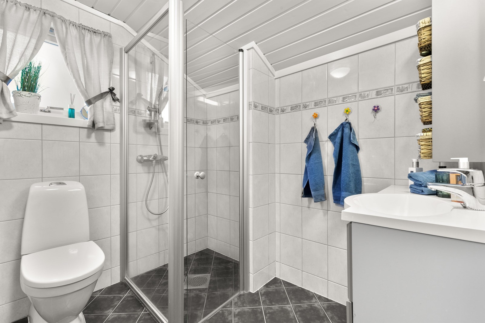 Badet har også gulvvarme og vindu - perfekt for kalde vinterdager og ekstra lufting på sommeren Galleribilde