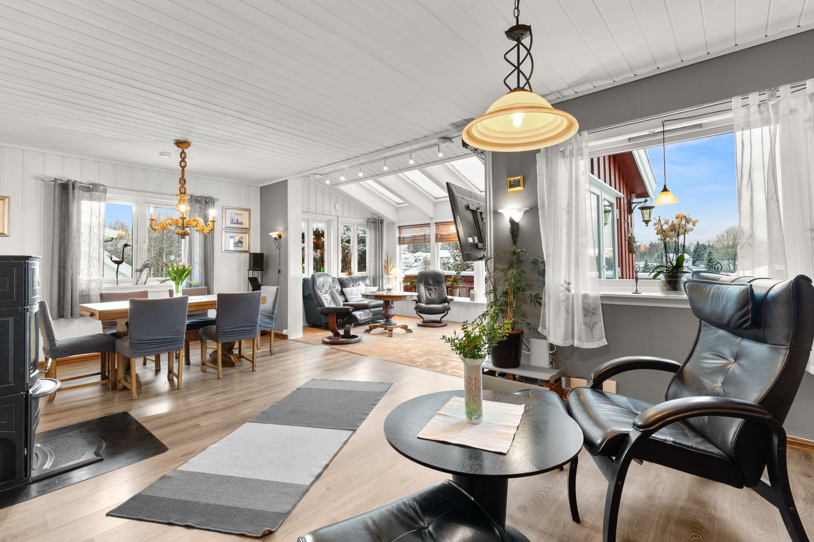 I stuen er det god plass til både spisestue og stuemøbler Galleribilde