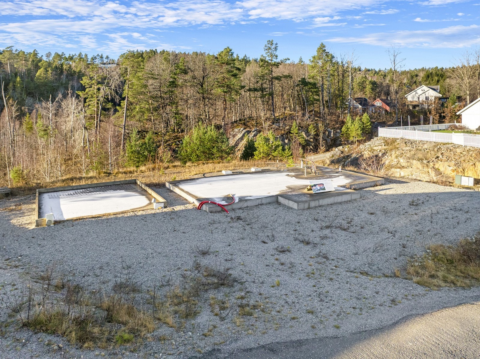 Det er klargjort med vann og avløp til sålen, samt klart for tilpasset hustype som kan justeres noe med ny byggesøknad. Det må uansett avklares bygging med kommunen før fortsettelse på dette. Galleribilde