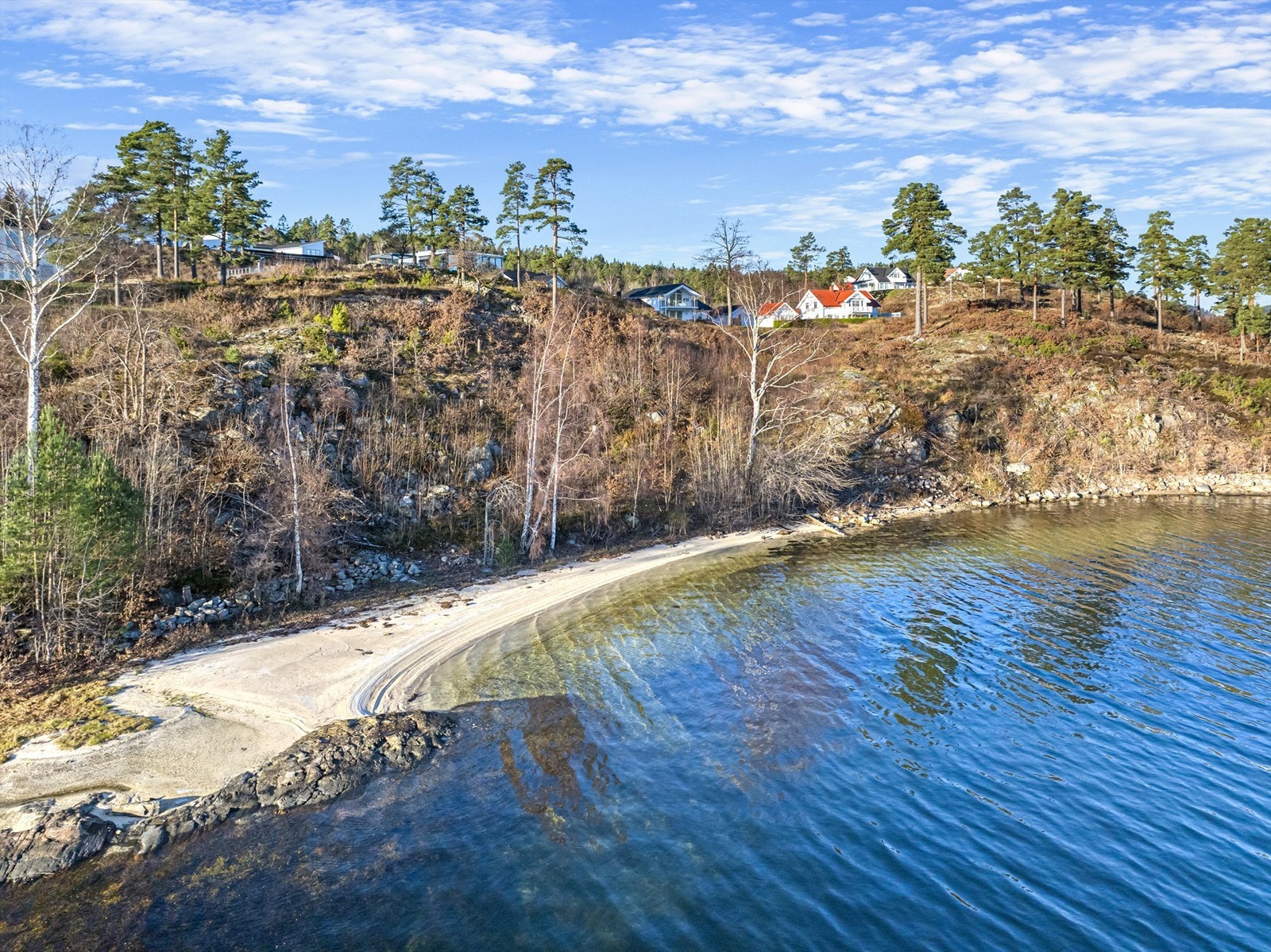 Sandstrand få meter unna tomten. Det er også mulighet for leie av båtplass like ved. Galleribilde
