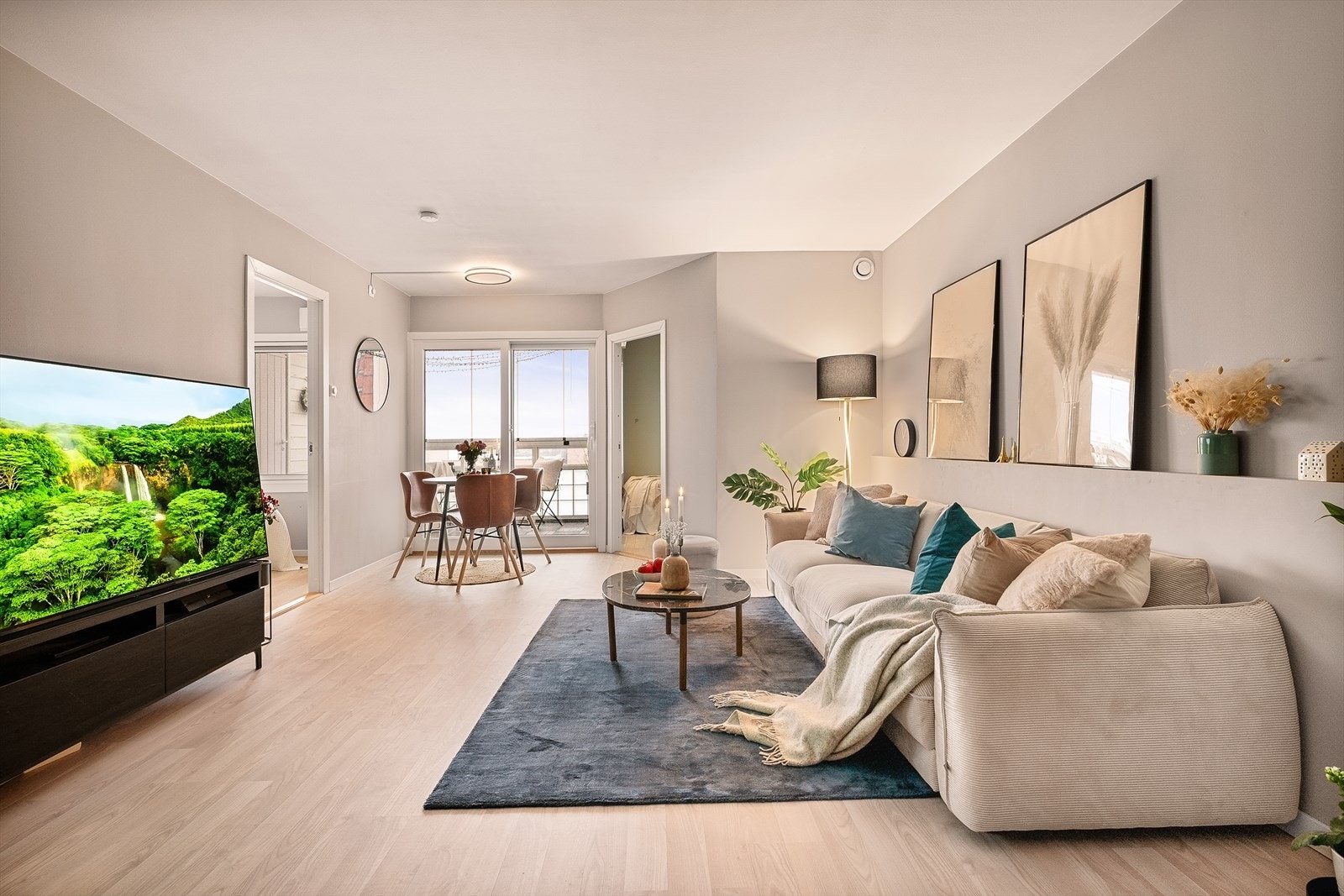 Lys og innbydende stue-/kjøkkenløsning med god plass og fleksible møbleringsmuligheter. Galleribilde