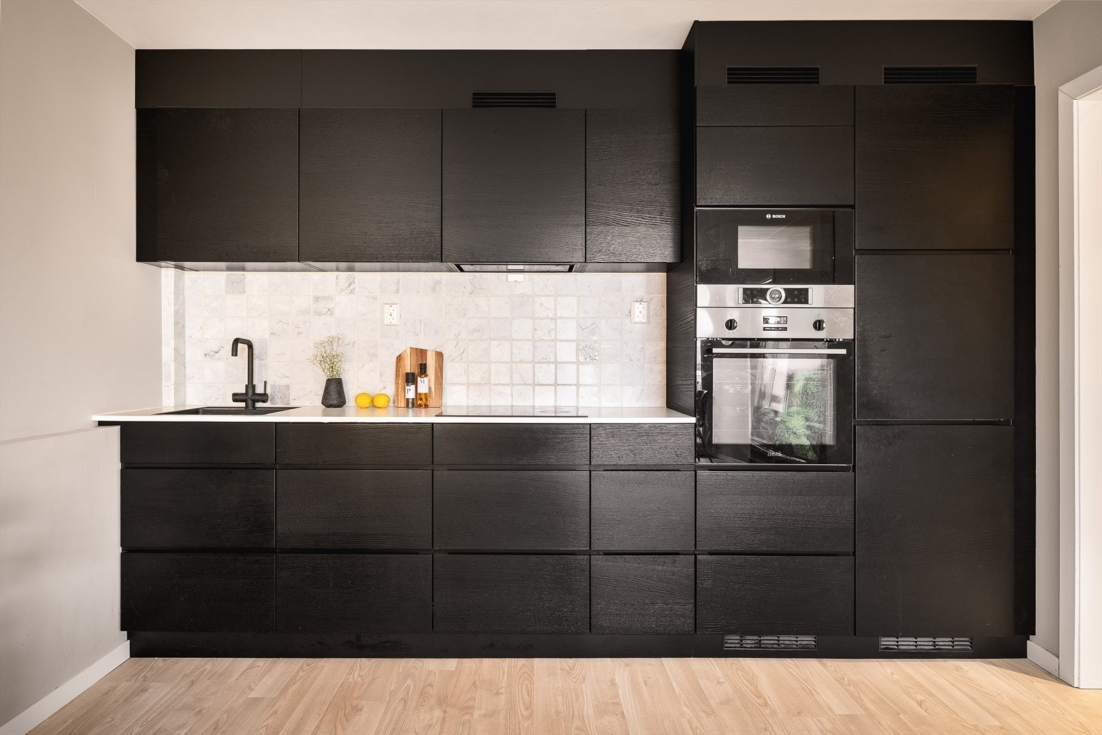 Kvik-kjøkkenet med elegante, sorte fronter gir et moderne og stilrent uttrykk. Galleribilde