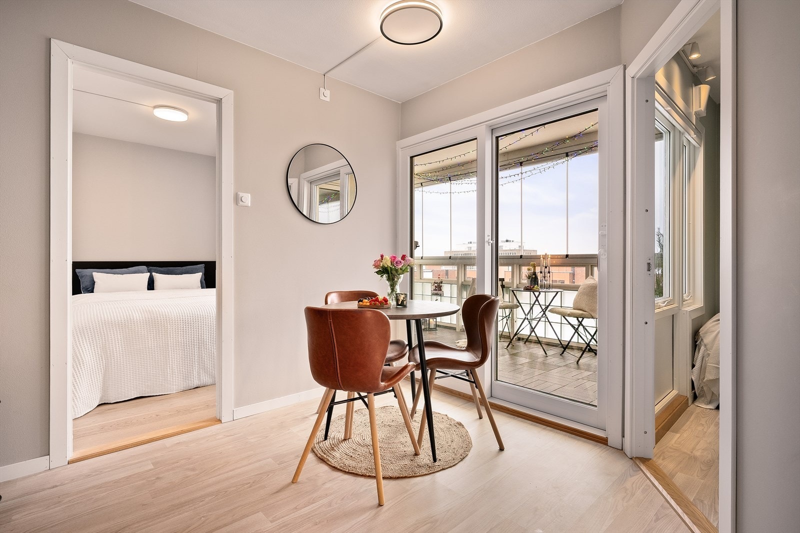 Direkte tilgang til balkong fra stue skaper en naturlig overgang til uteområdet. Galleribilde