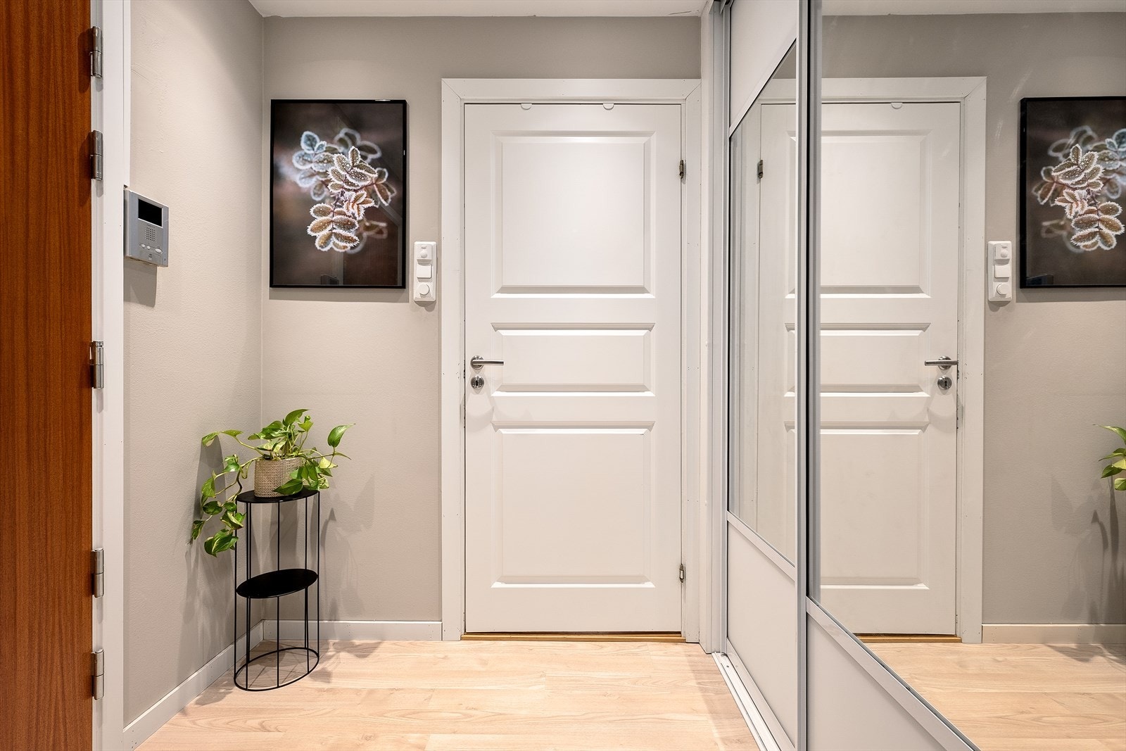 Skyvedørsgarderobe gir effektiv oppbevaring i entréen, som har innfelte lys i himlingen. Entredøren ble skiftet av borettslaget i 2023/2024. Galleribilde