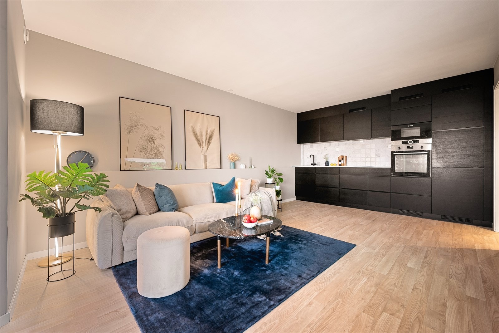 Dette er en svært attraktiv og lys 3-roms andelsleilighet med flott beliggenhet høyt oppe i byggets 8. etasje. Det er heisadkomst til etasjeplanet. Galleribilde