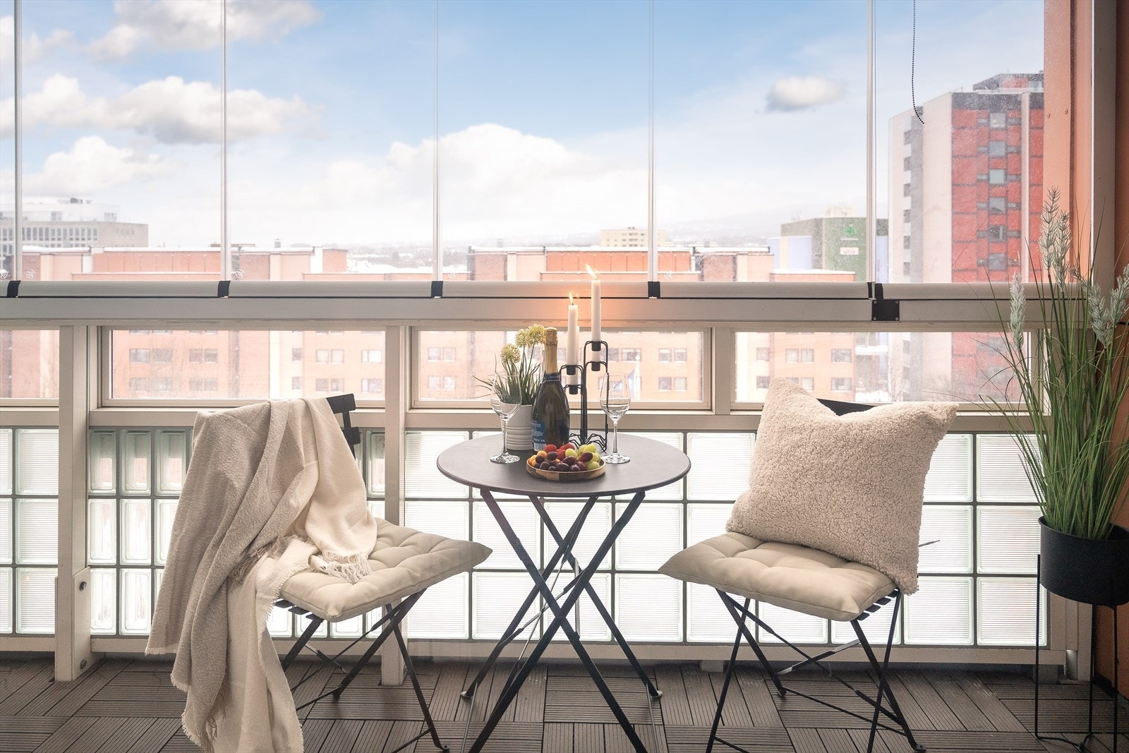 Balkongen er vendt mot nordvest og tilbyr flott utsyn mot deler av byen. Galleribilde