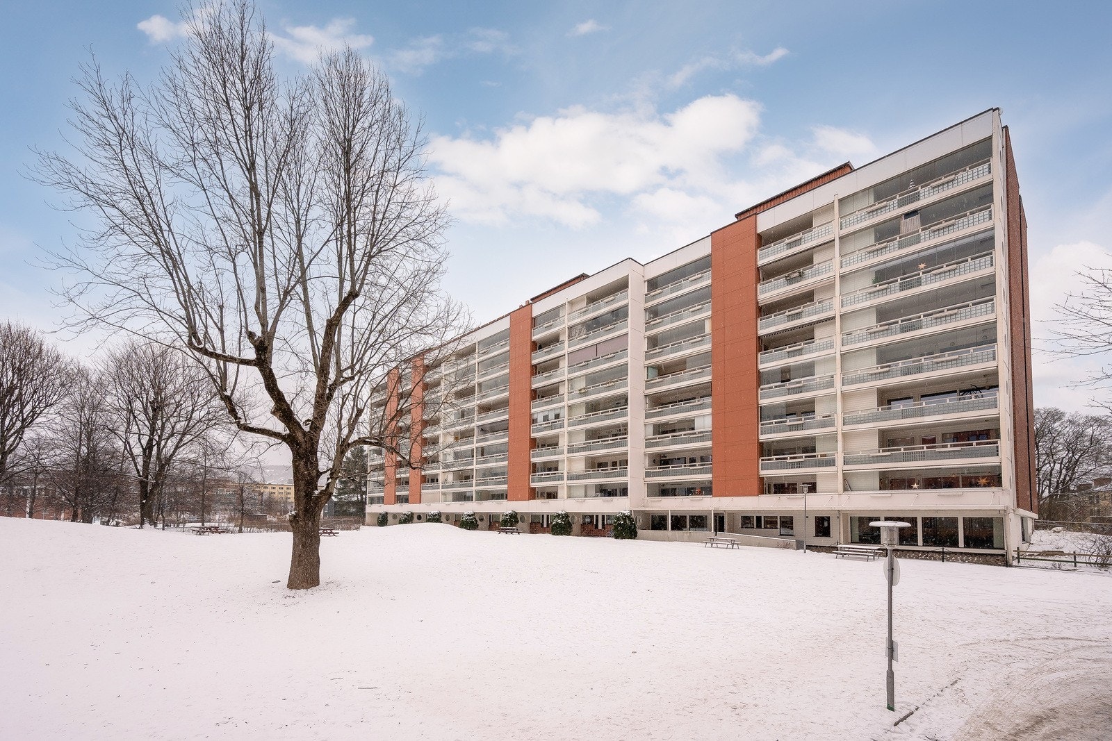 Sandaker Borettslag består av 345 boliger. Borettslaget har forretningslokale. Galleribilde