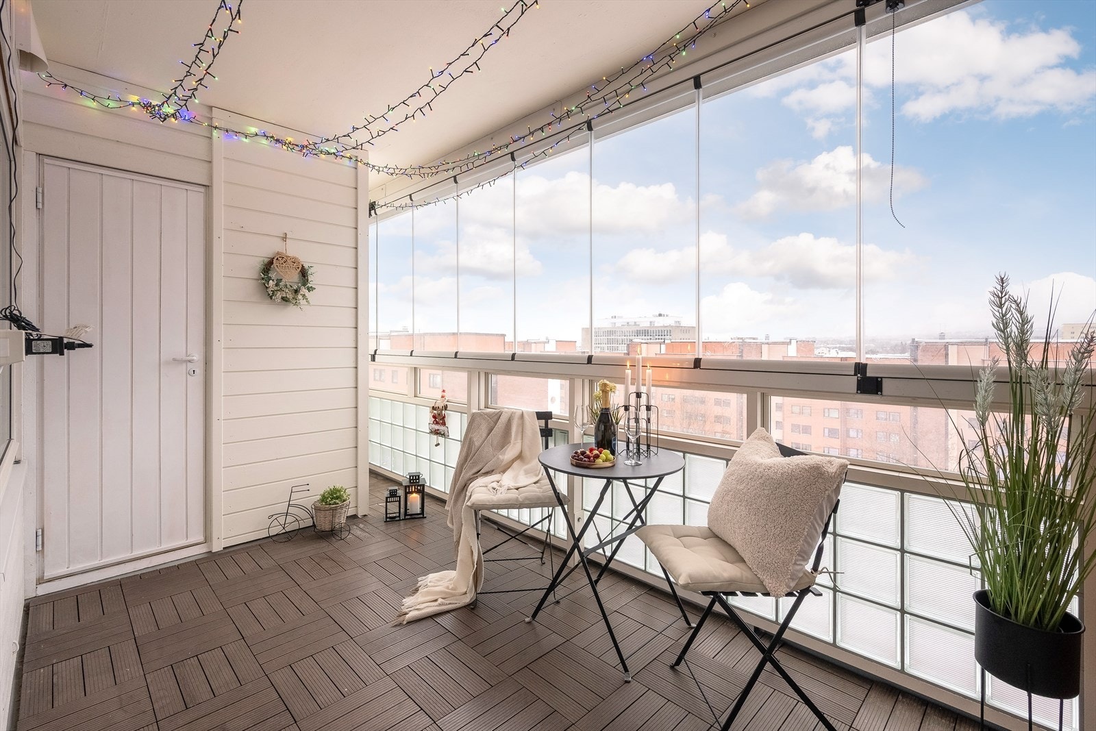 Fra stuen har du utgang til en romslig, innglasset balkong på ca. 8 m², samt tilgang til en praktisk bod på ca. 2 m². Galleribilde