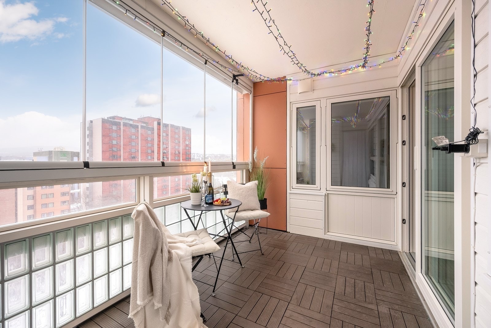 Den innglassede balkongen gir mulighet til å nyte utearealet komfortabelt gjennom store deler av året. Galleribilde