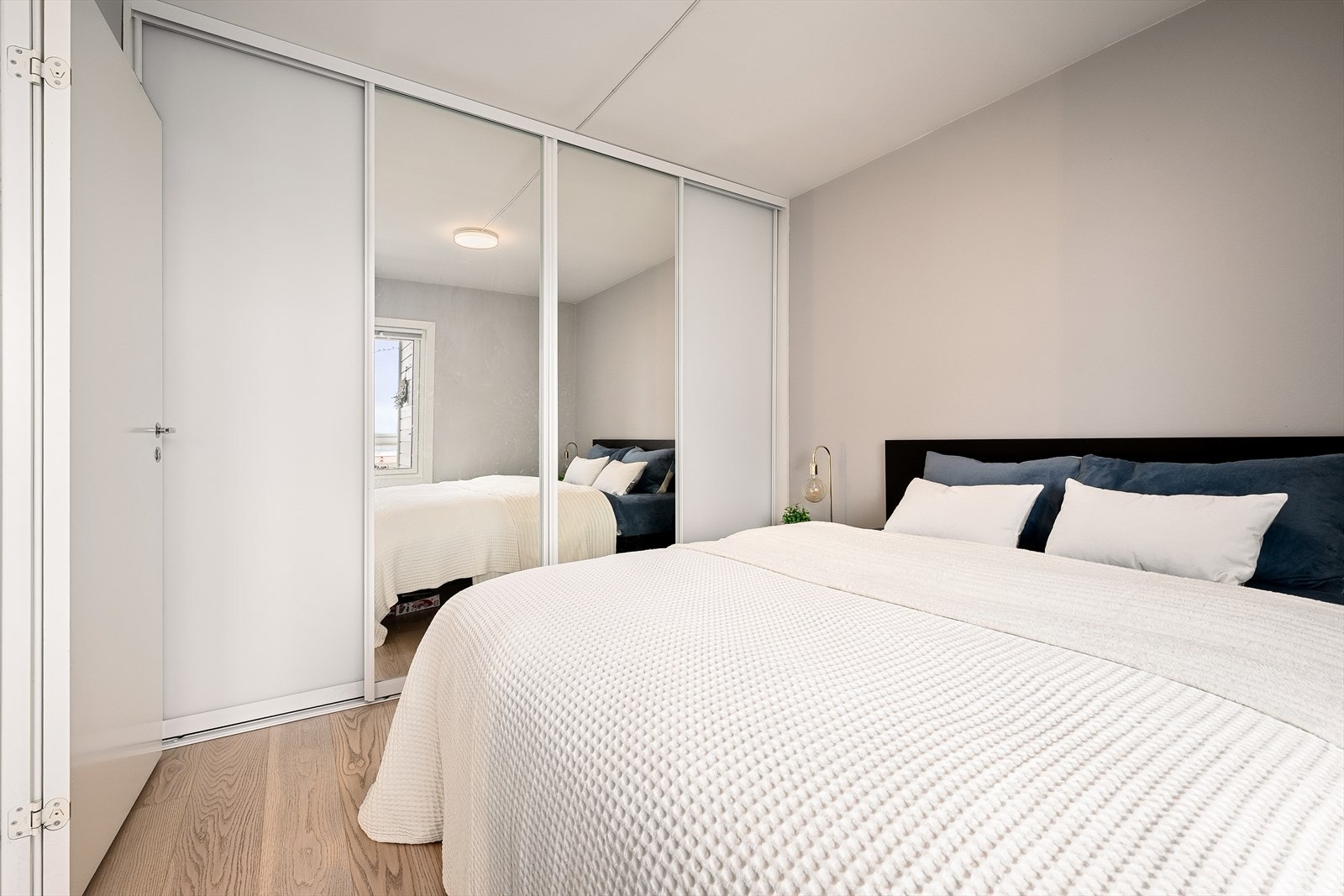 Garderobeløsning med skyvedører gir effektiv oppbevaring i soverommet. Galleribilde