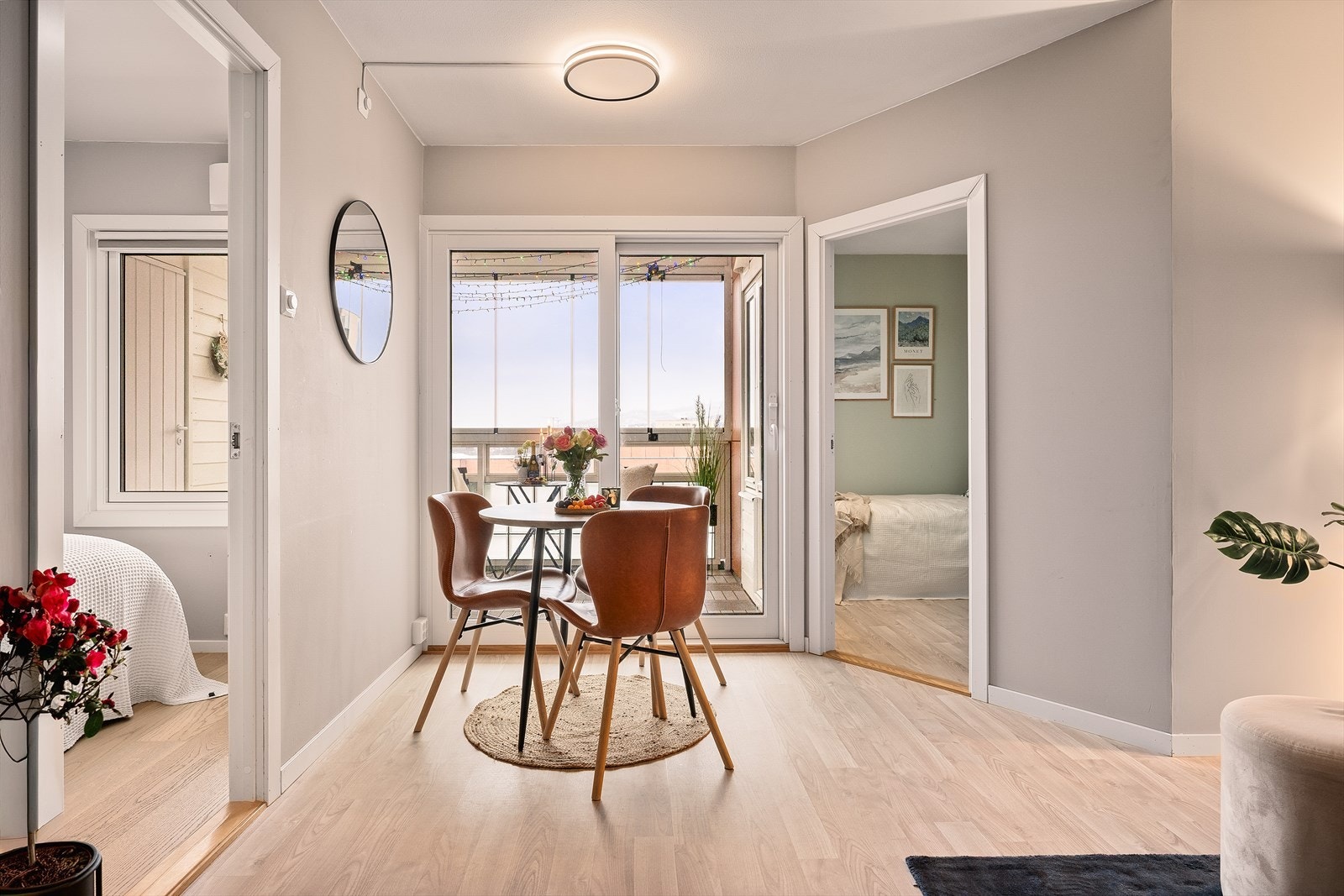 Vinduer og balkongdør med isolerglass, montert i 2019. Galleribilde