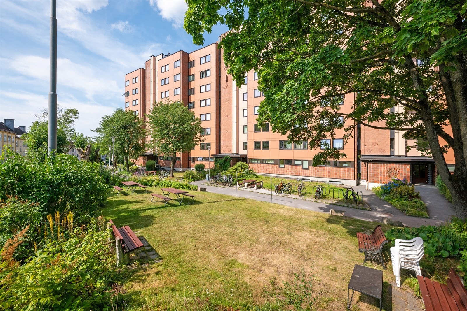 Felles uteområde med sitteplasser gir mulighet for sosialt samvær og avslapning. Galleribilde