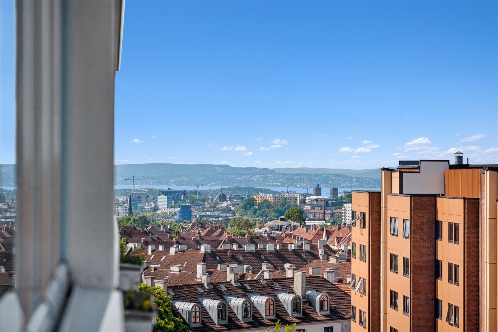Leiligheten har en svært attraktiv beliggenhet på Sandaker/Torshov, med kort avstand til alle nødvendige fasiliteter og gode servicetilbud. Galleribilde