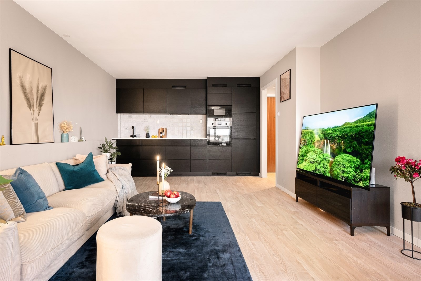 I 2021 ble det minste soverommet etablert, og kjøkkenet flyttet til stuen med ny, stilren Kvik-kjøkkeninnredning. Galleribilde