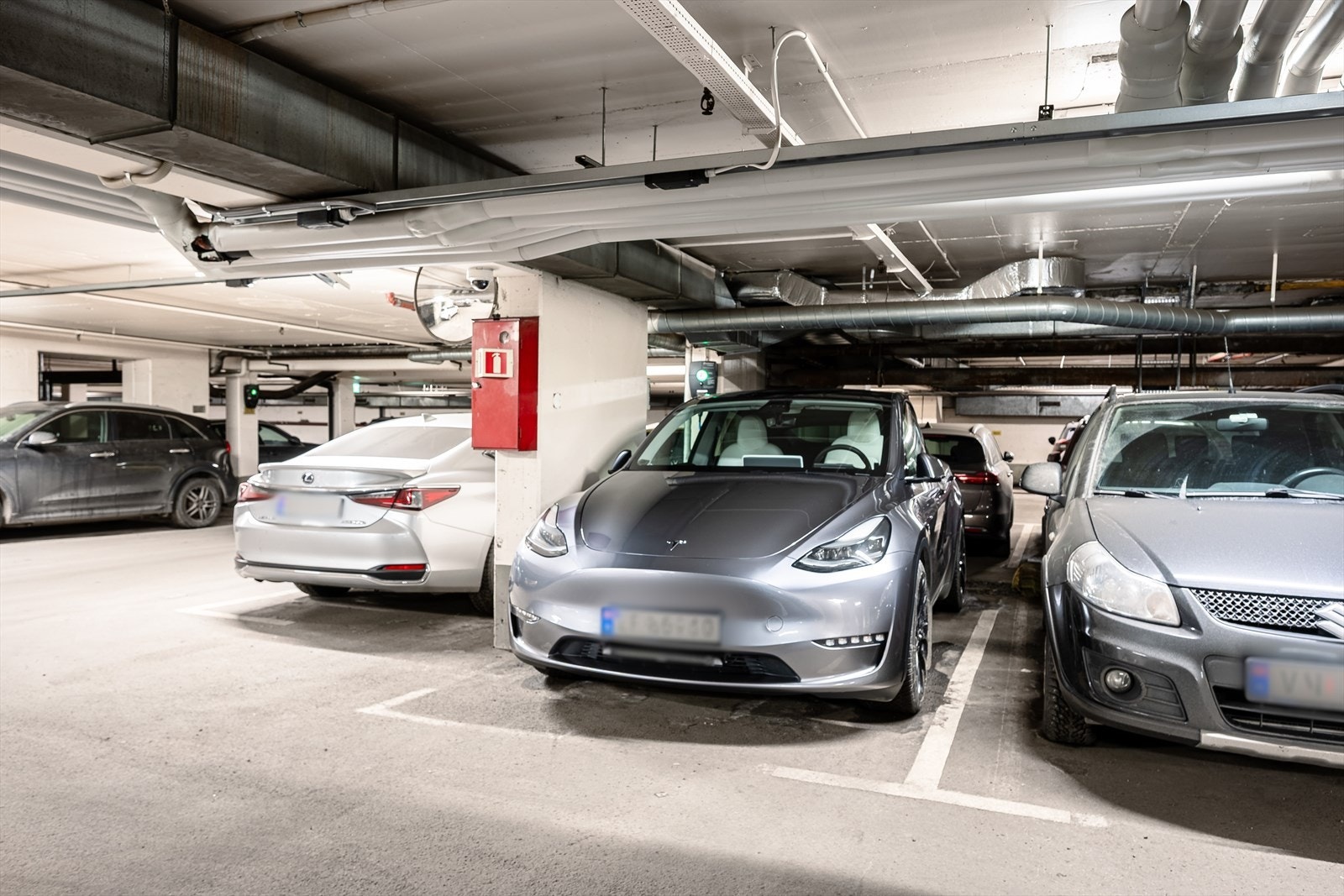 Det medfølger garasjeplass med el-billader. Galleribilde