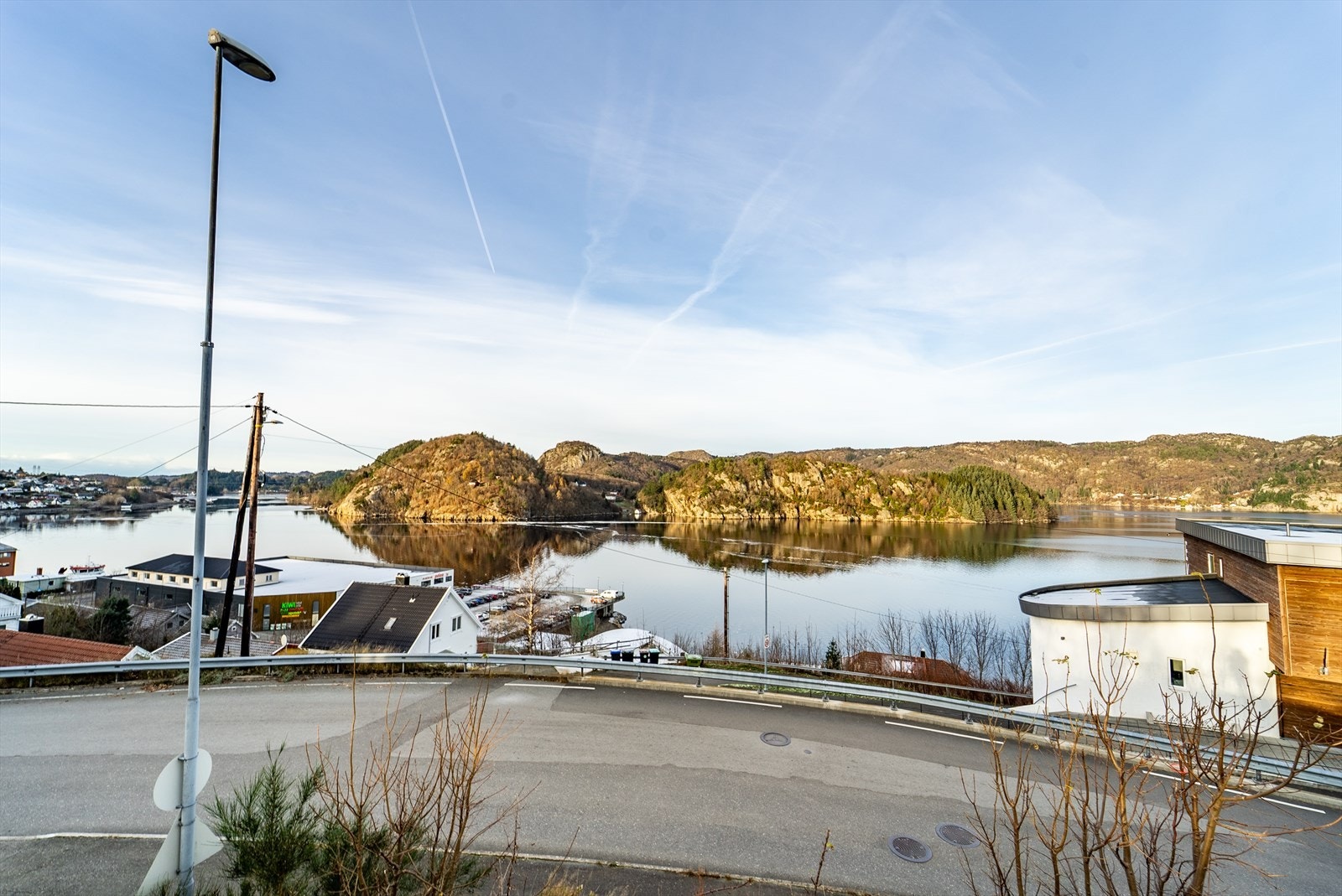 Utsikten spenner seg fra Kjørrefjord og innover Lyngdalsfjorden. Galleribilde