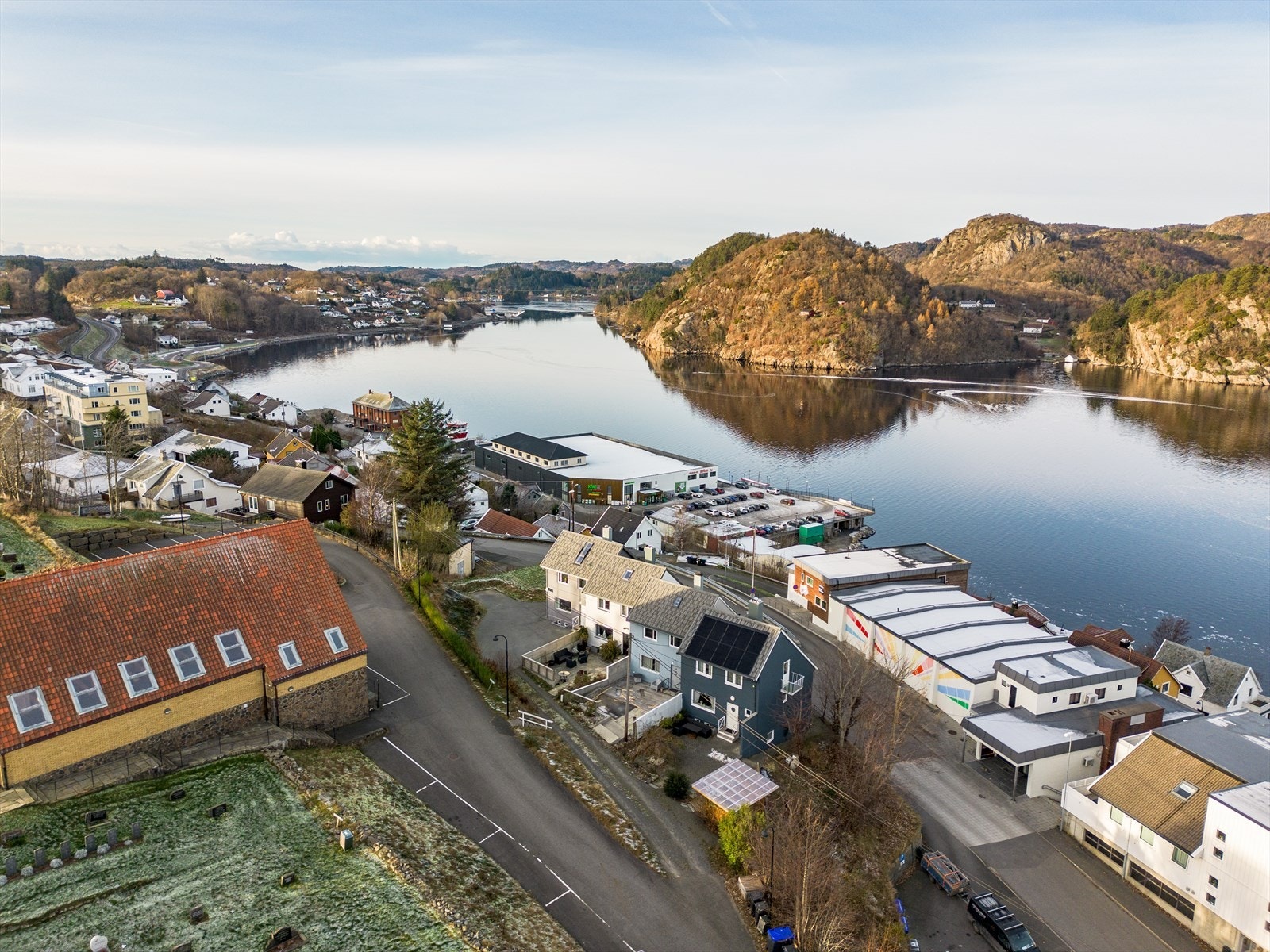Tomten ligger i forlengelsen av rekkehusene. Innkjørsel til tomta, vil bli fra nedsiden langs Sundeveien. Galleribilde